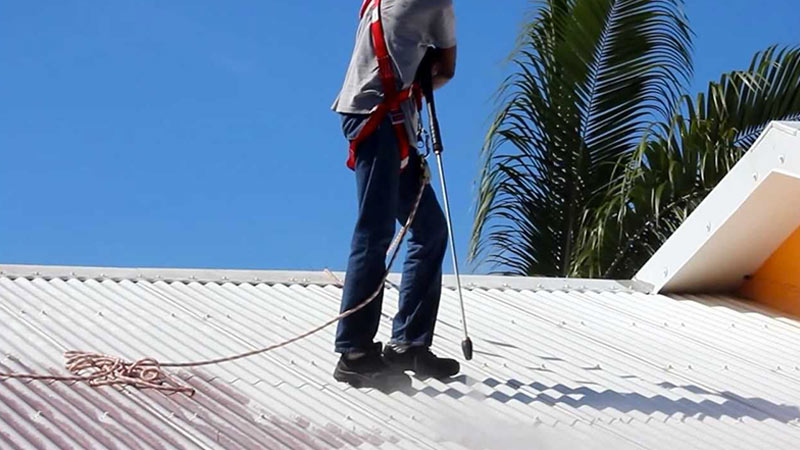 Waterdicht maken van daken : reinigen en afdichten van uw plaatstalen dak, stalen dek. bout aanhalen, roestbehandeling. Waterafstotende verf - HLS DAKWORK GEVEL SINT MAARTEN